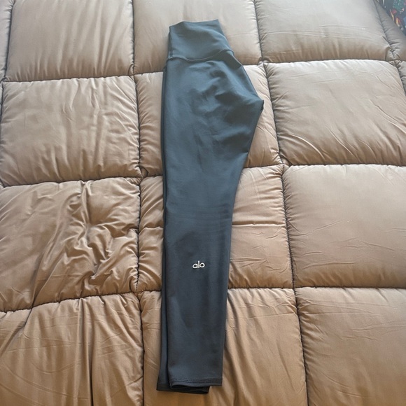 ALO Yoga Pants - Women’s Alo Yoga Airlift 7/8 High-Waist Black Leggings. XS